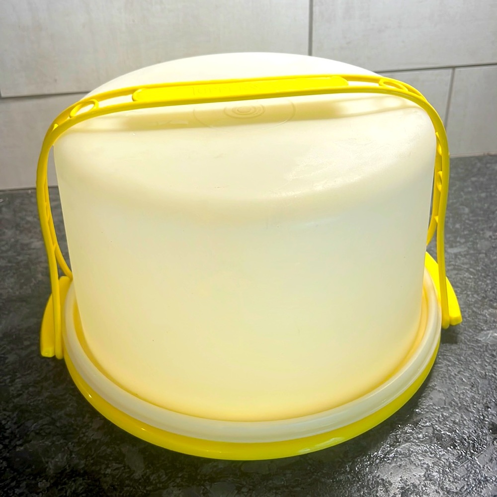 Tupperware Yellow and White Cake Carrier